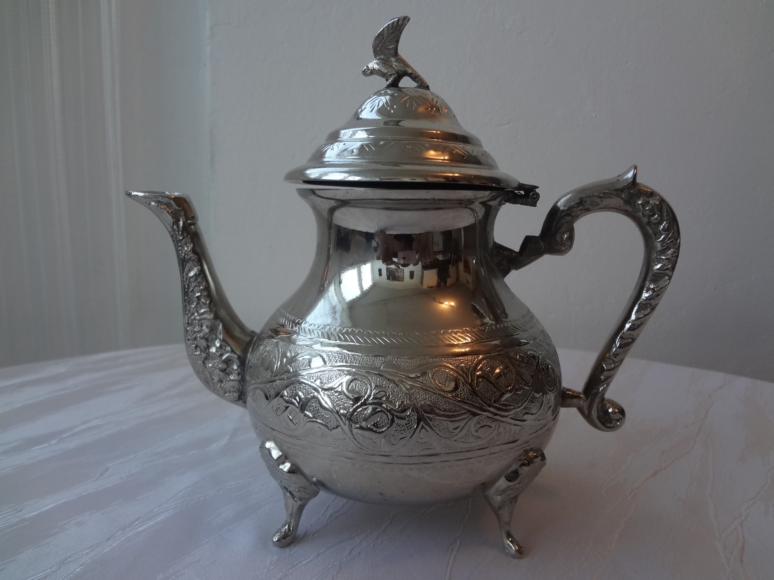 Große antike Teekanne mit Adler, Silber