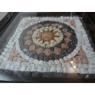 Tisch mit Mosaik